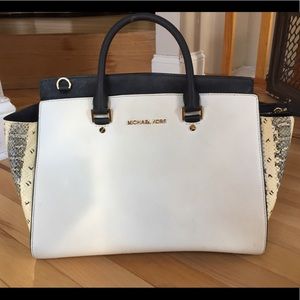 MICHAEL KORS WHITE/CROCODILE SKIN SHOULDER BAG